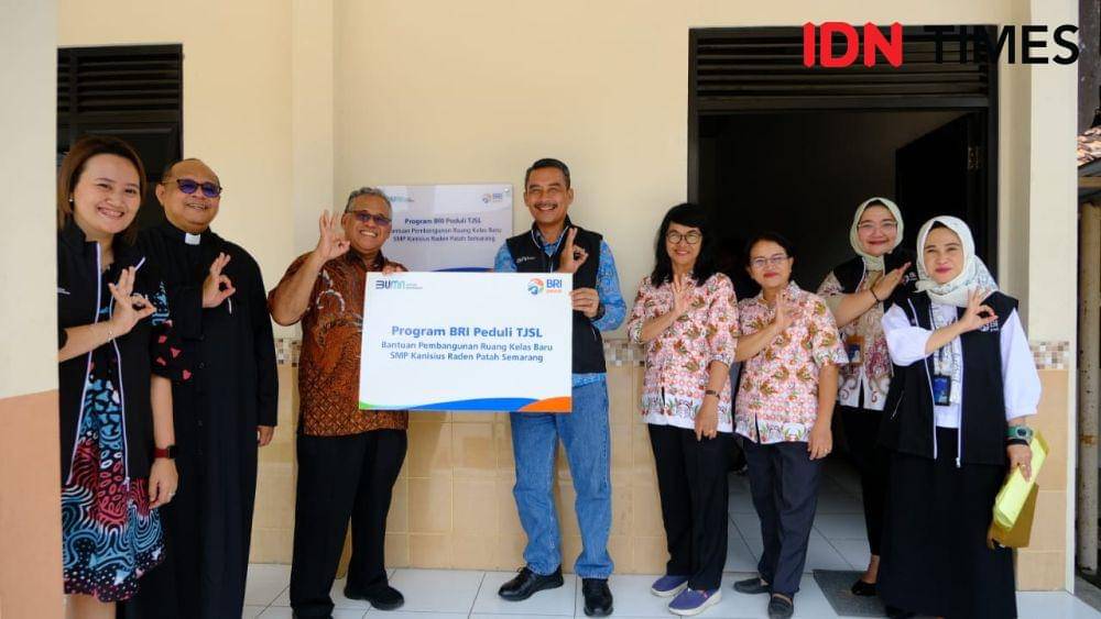 BRI Semarang Ahmad Yani meresmikan bangunan ruang kelas baru di SMP Kanisius Raden Patah Semarang yang dibangun melalui program tanggung jawab sosial dan lingkungan (TJSL) BRI Peduli, Selasa (24/9/2024). (IDN Times/Anggun Puspitoningrum)