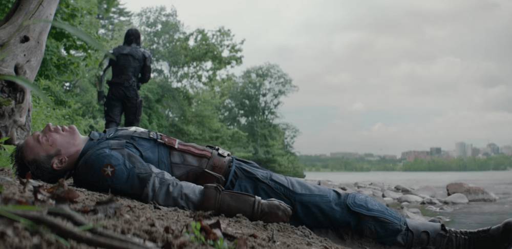 Barnes menyelamatkan Rogers dari sungai (dok. Marvel Studios/Captain America: The Winter Soldier)