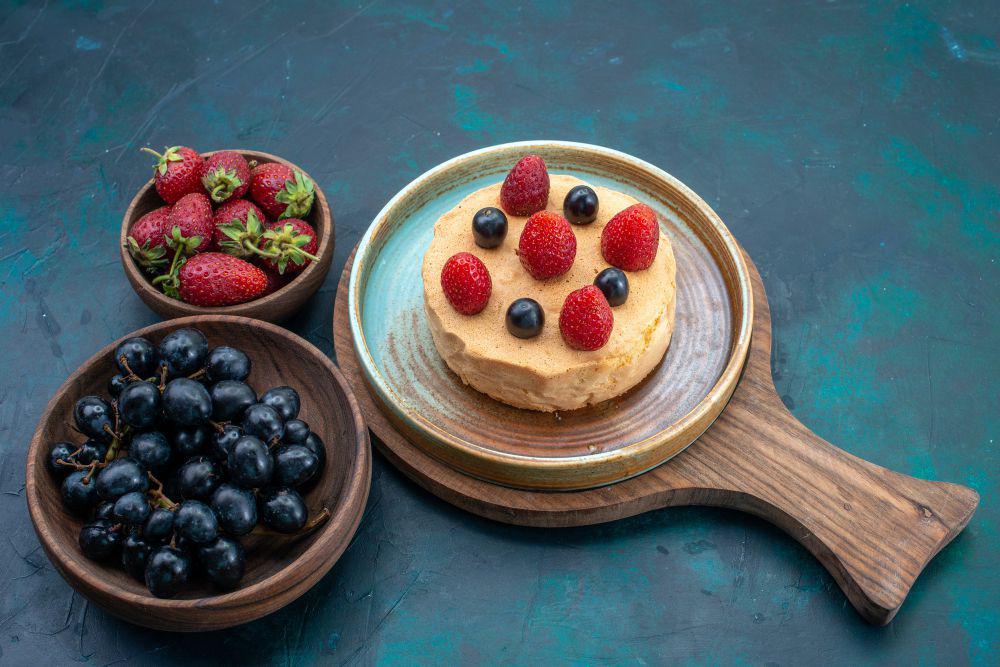 ilustrasi kue dengan topping buah (freepik.com/KamranAydinov)