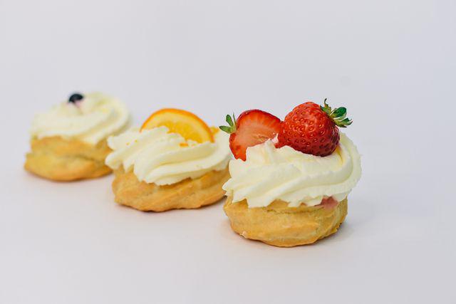 ilustrasi kue dengan topping buah (vecteezy.com/Maia Gagua)