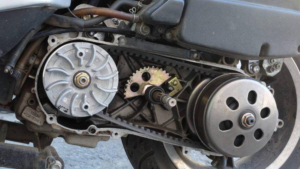 potret CVT pada motor (pexels.com/cottonbro)