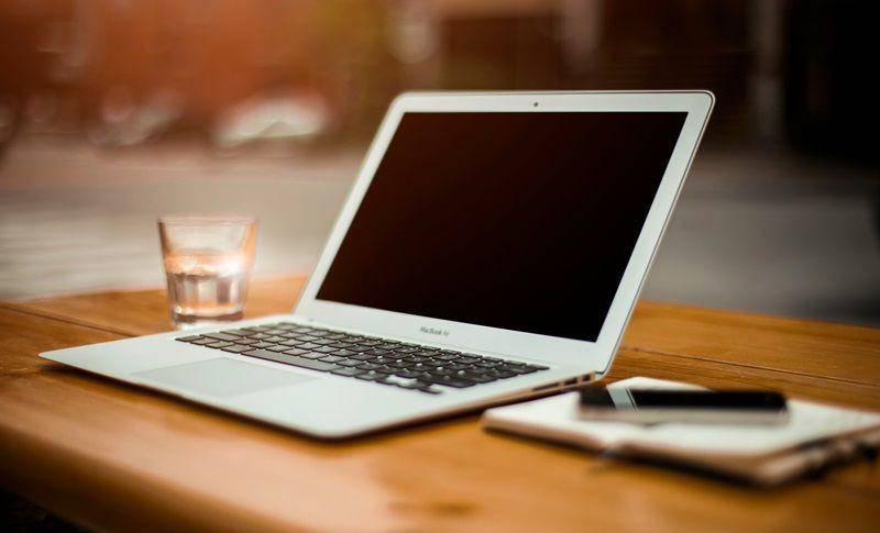 ilustrasi laptop mati total (unsplash.com/Alejandro Escamilla)