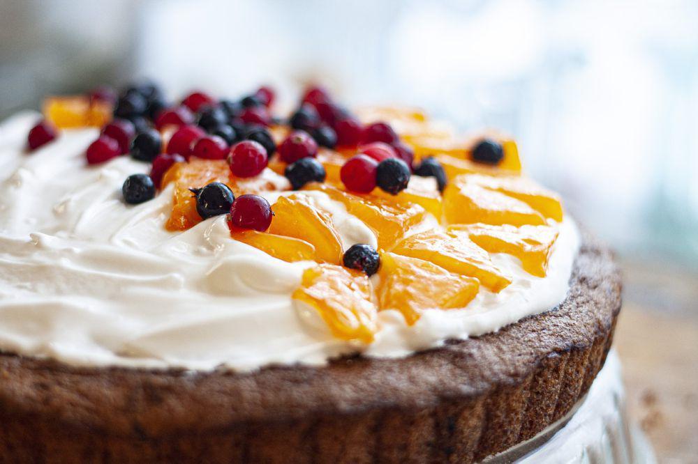 ilustrasi kue dengan topping buah (pixabay.com/svetlanabar)