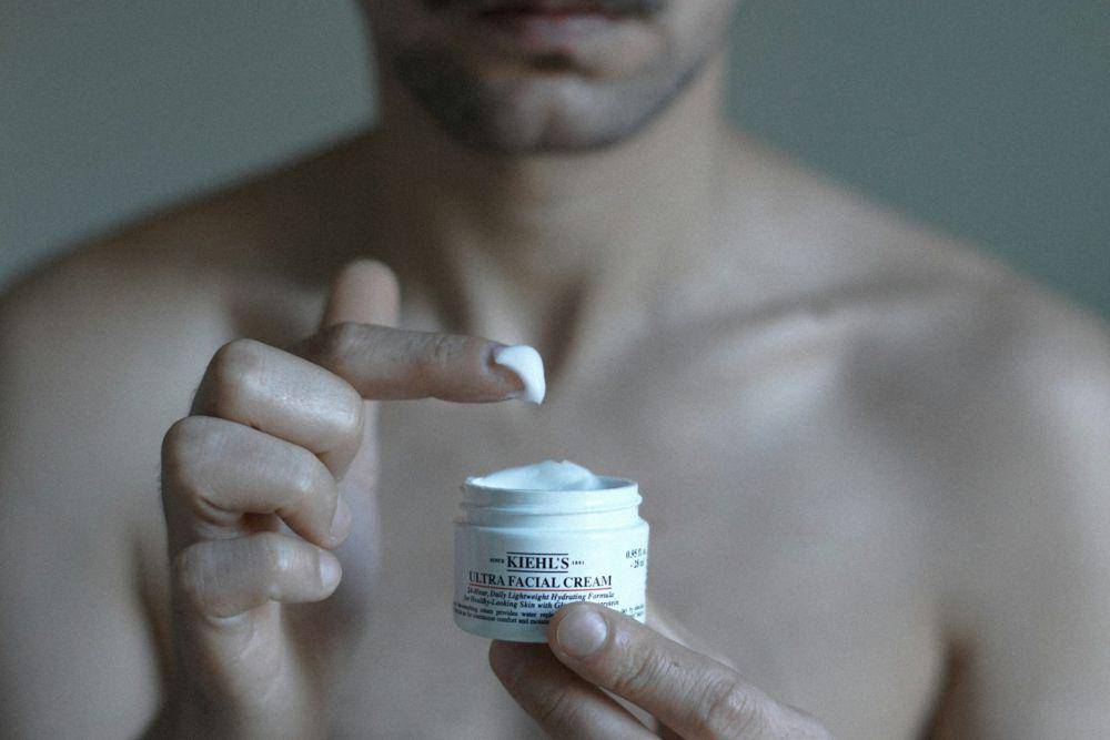 ilustrasi cowok memakai moisturizer (unsplash.com/Cristi Ursea)