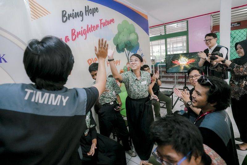 3: Timmy (Sebutan Karyawan IDN) dan Siswa SLB B C Surya Wiyata Bermain Mobile  Legend Bersama Dok. IDN/Herka Yanis