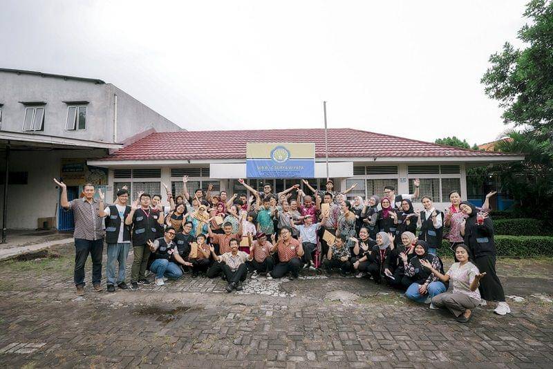 Guru, Siswa SLB B C Surya Wiyata, dan Timmy (Sebutan Karyawan IDN)  Dok. IDN/Herka Yanis