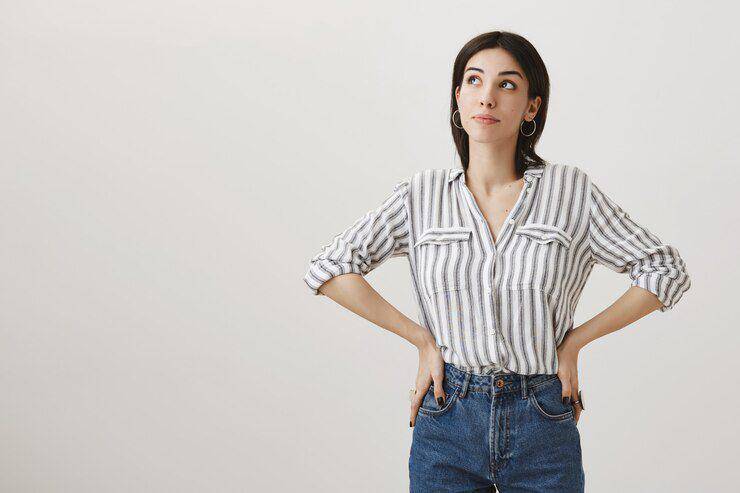 Ilustrasi kemeja stripe dipadukan dengan jeans (freepik.com/cookie_studio)