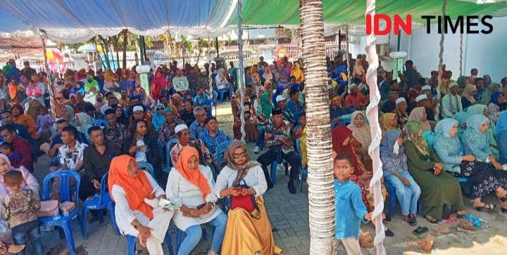 Foto ratusan warga di sebelah selatan ruang pelantikan anggota DPRD Kabupaten Bima (IDN Times/Juliadin)
