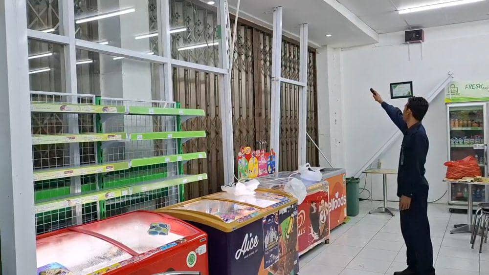 Diterjang hujan angin swalayan di Jalan Diponegoro, Kelurahan Manisrejo Kecamatan Karangrejo Magetan rusak parah. IDN Times/ Riyanto.