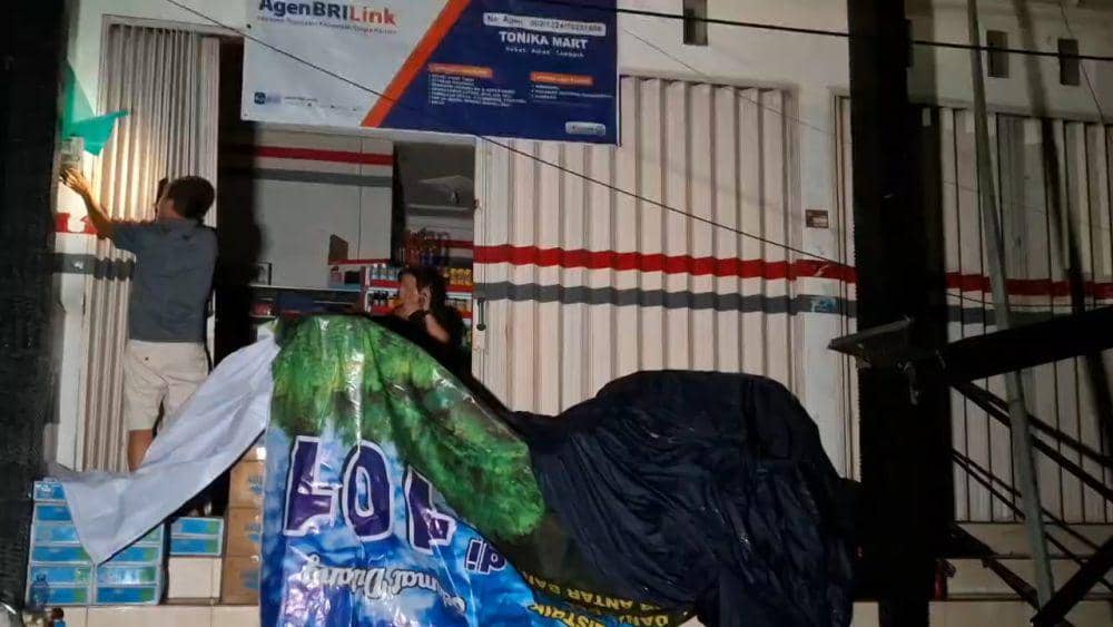 Diterjang hujan angin swalayan di Jalan Diponegoro, Kelurahan Manisrejo Kecamatan Karangrejo Magetan rusak parah. IDN Times/ Riyanto.
