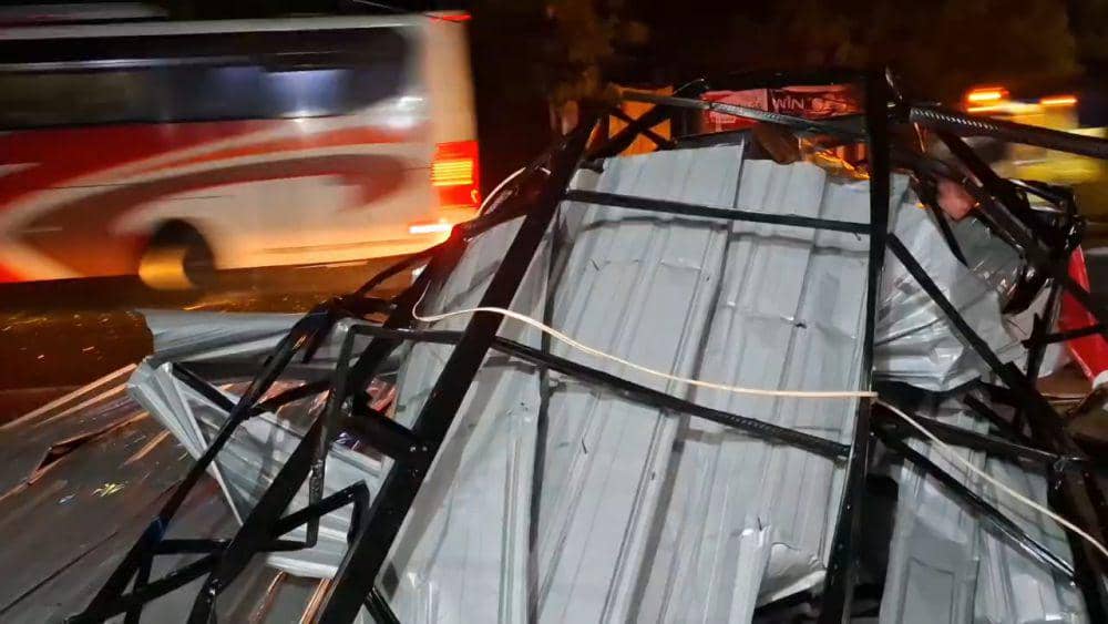Diterjang hujan angin swalayan di Jalan Diponegoro, Kelurahan Manisrejo Kecamatan Karangrejo Magetan rusak parah. IDN Times/ Riyanto.