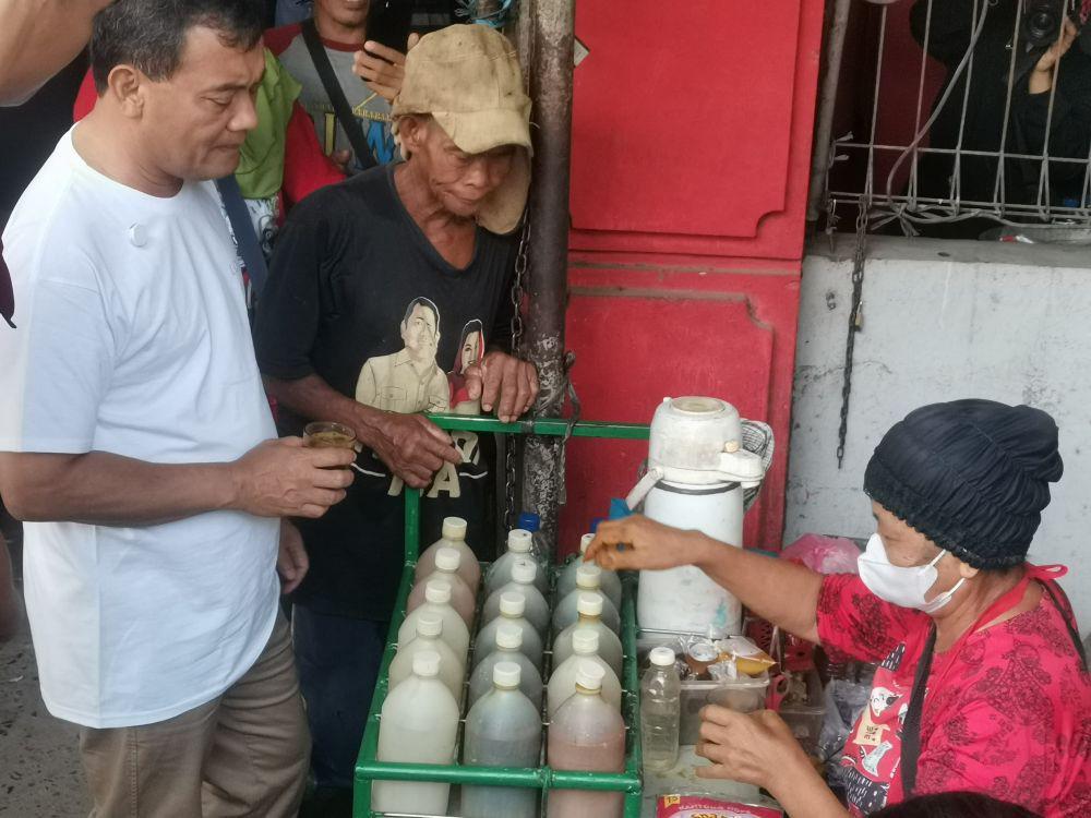 Cagub Jateng Ahmad Luthfi memesan jamu. (IDN Times/istimewa)