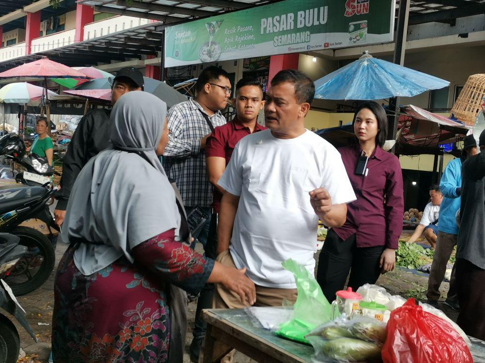 Cagub Jateng Ahmad Luthfi berbincang dengan pedagang Pasar Bulu Semarang. (IDN Times/Istimewa)