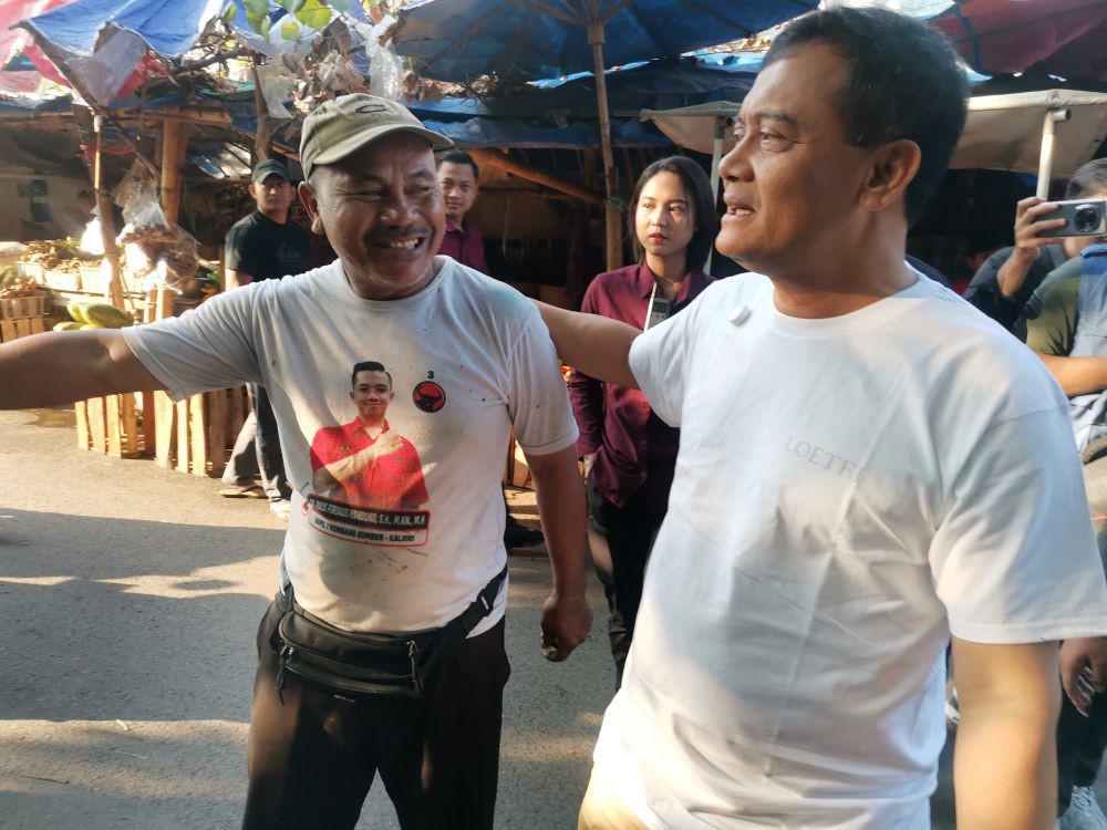 Cagub Jateng Ahmad Luthfi merangkul seorang pria yang memakai baju bergambar caleg PDIP. (IDN Times/istimewa)