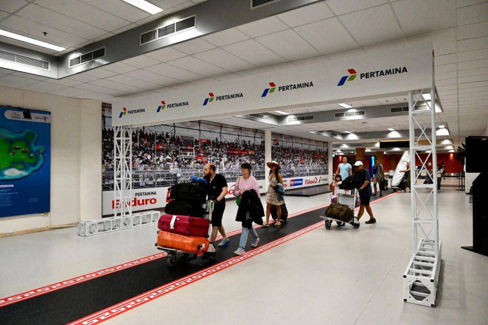Euforia balap Pertamina Mandalika International Circuit kian terasa di Bandara Lombok Praya (dok. Pertamina)