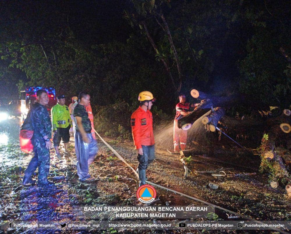Ilustrasi BPBD Magetan tengah menangani dampak bencana cuaca ekstrim, angin kencang disertai hujan lebat. IDN Times/ BPBD Magetan.