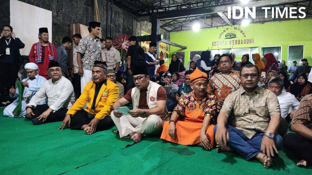 Ridwan Kamil dan Suswono (RIDO) menyambangi Sanggar Ocehan Plesetan Rombongan Betawi (Oplet Robet), Pinang Ranti, Jakarta Timur, Rabu (25/9/2024) (IDN Times/Yosafat Diva Bayu Wisesa)