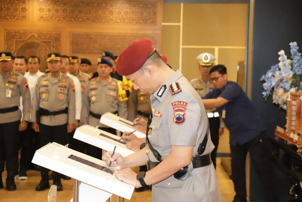 Diresiber Polda Jateng Kombes Pol Himawan Sutanto Saragih menandatangani surat sertijab. (IDN Times/Dok Humas Polda Jateng)