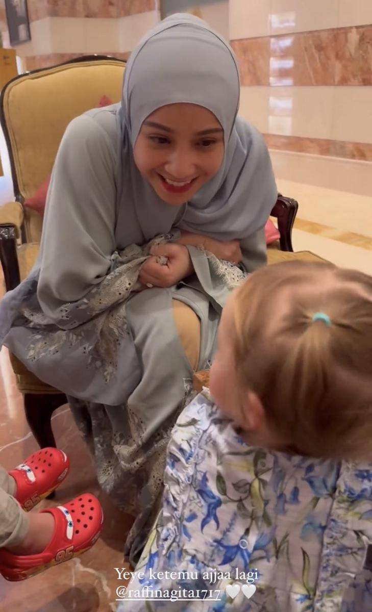 potret Rayyanza dan Kamari ketemu pas umrah (Instagram.com/raffinagita1717)