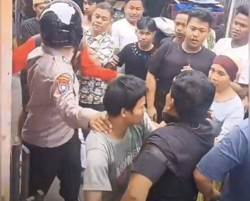 Pelaku pencabulan diamankan polisi dari amukan warga.