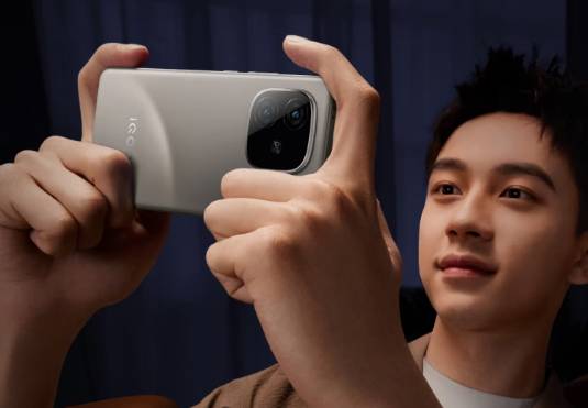 Seseorang memegang iQOO Z9 Turbo+. (vivo.com)