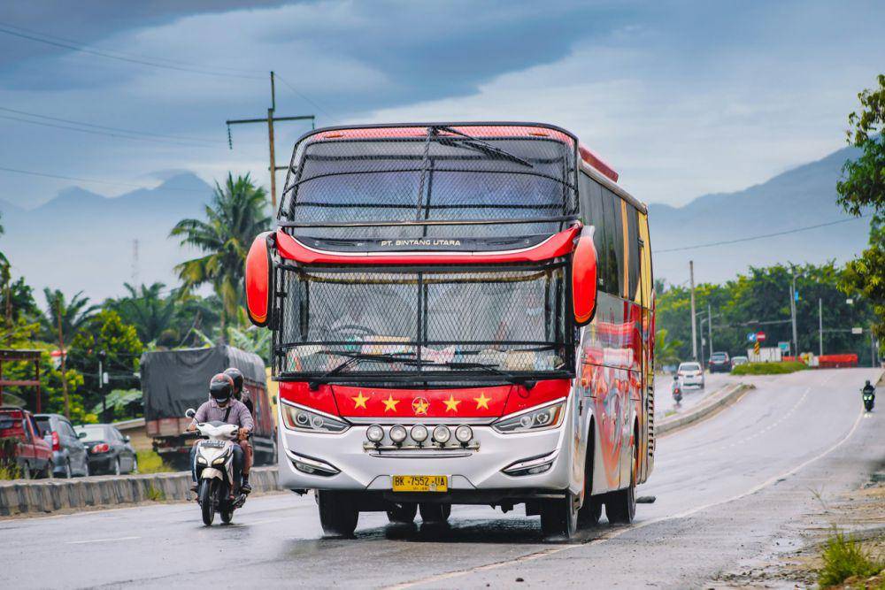 Ilustrasi bus untuk transportasi darat (unsplash.com/Jalal Kelink)