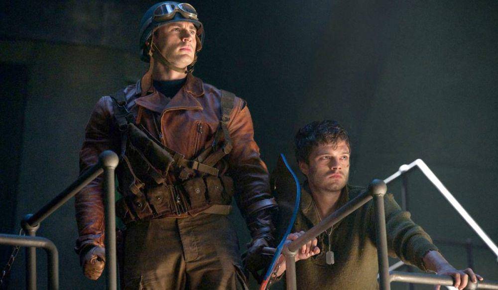 Barnes diselamatkan oleh Rogers (dok. Marvel Studios/Captain America: The First Avenger)