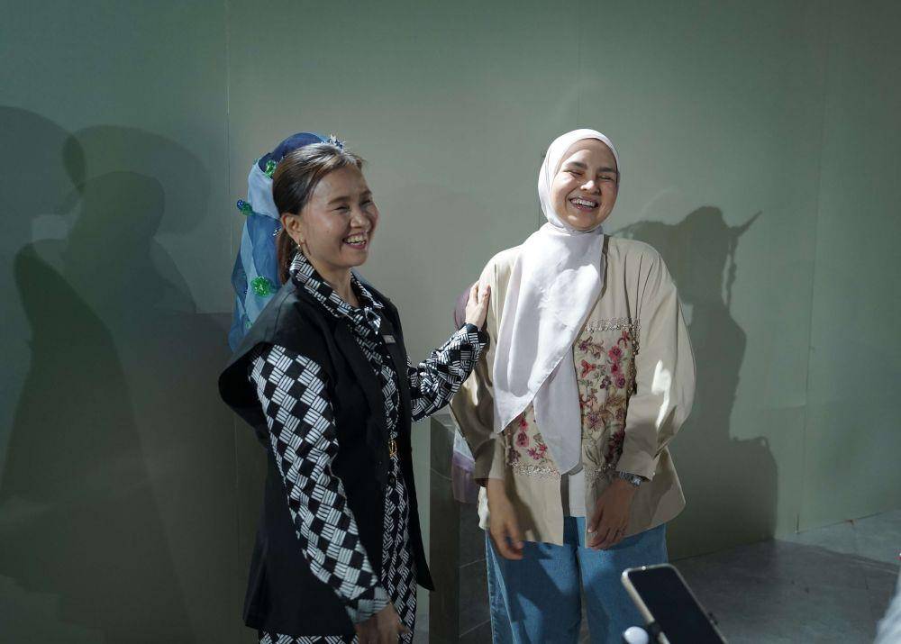 (Kiri) Anastasia Tirtabudi selaku Vice President Brand Marketing dan Communication TACO dan (kanan) Desainer Ria Miranda dalam Gaya (Lagi) Fashion Installation 2024. (Dok. TACO X IPMI)
