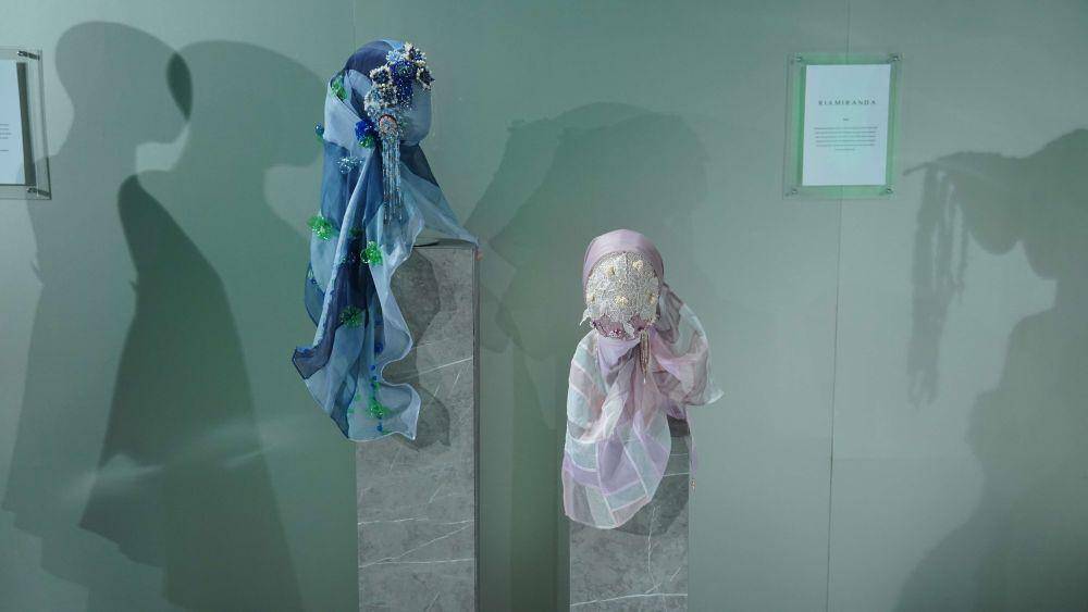 Potret scarf bawah laut Ria Miranda di Gaya (Lagi) Fashion Installation 2024. (Dok. TACO X IPMI)