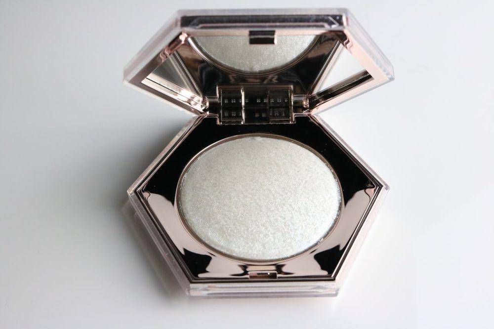 ilustrasi highlighter makeup (pexels.com/Sobia Akhtar)