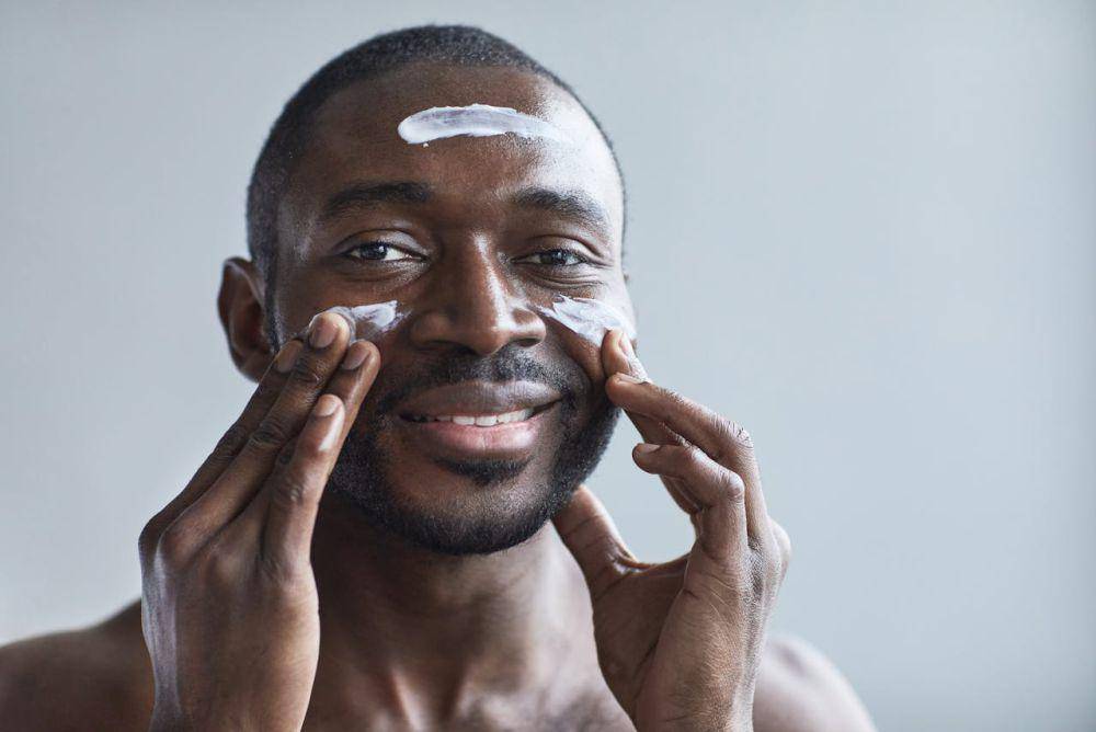 ilustrasi cowok memakai skincare (pexels.com/August de Richelieu)