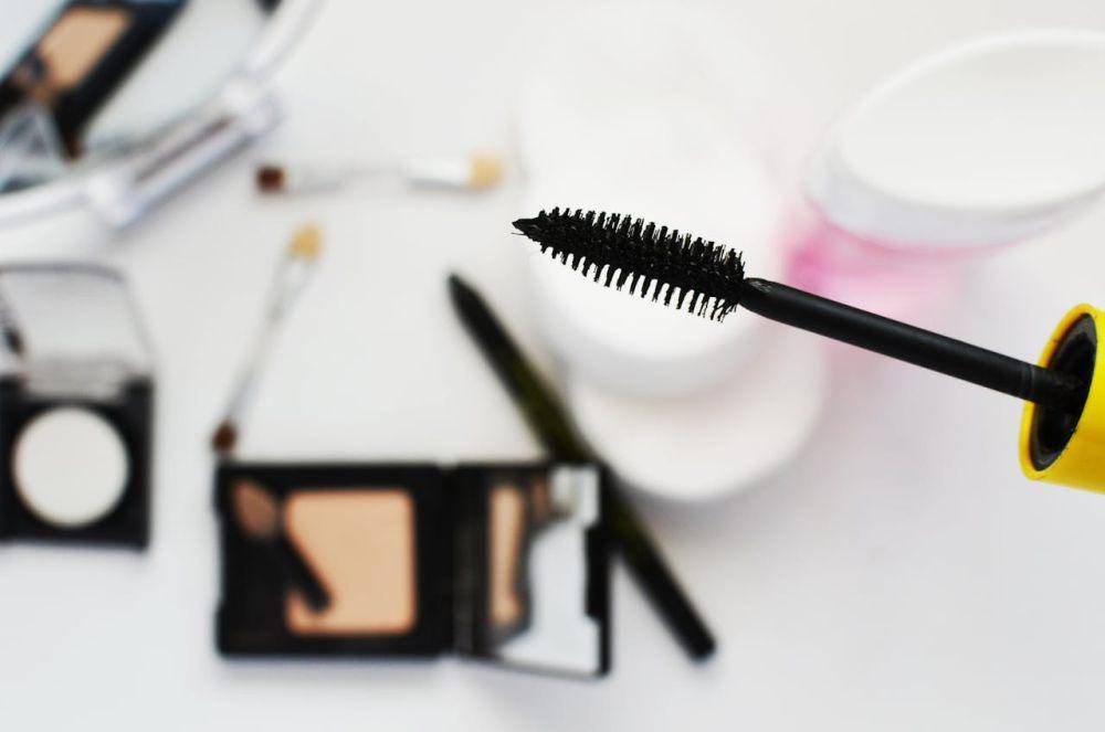 ilustrasi maskara makeup (pexels.com/Breakingpic)