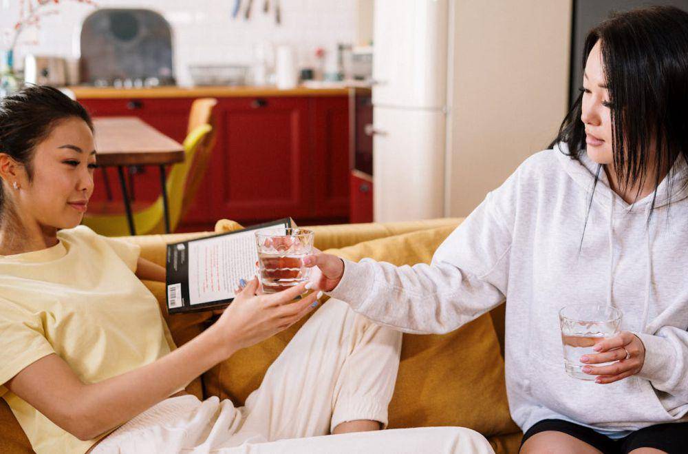 ilustrasi perempuan memberikan air minum kepada temannya (pexels.com/cottonbro studio)