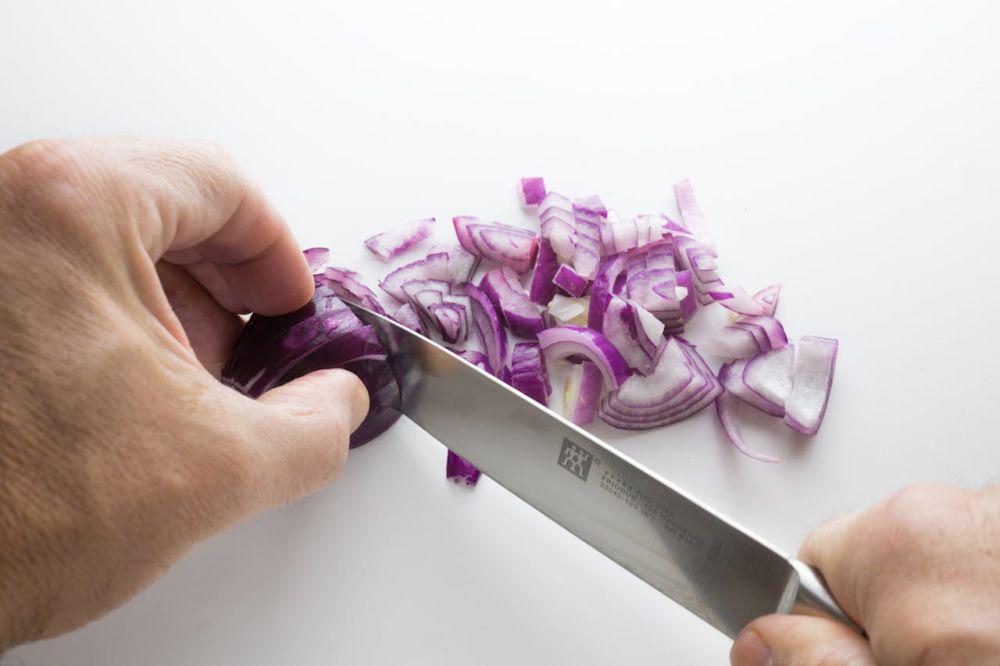 Bolehkah Menyimpan Bawang Kupas di Kulkas? Ini Faktanya!