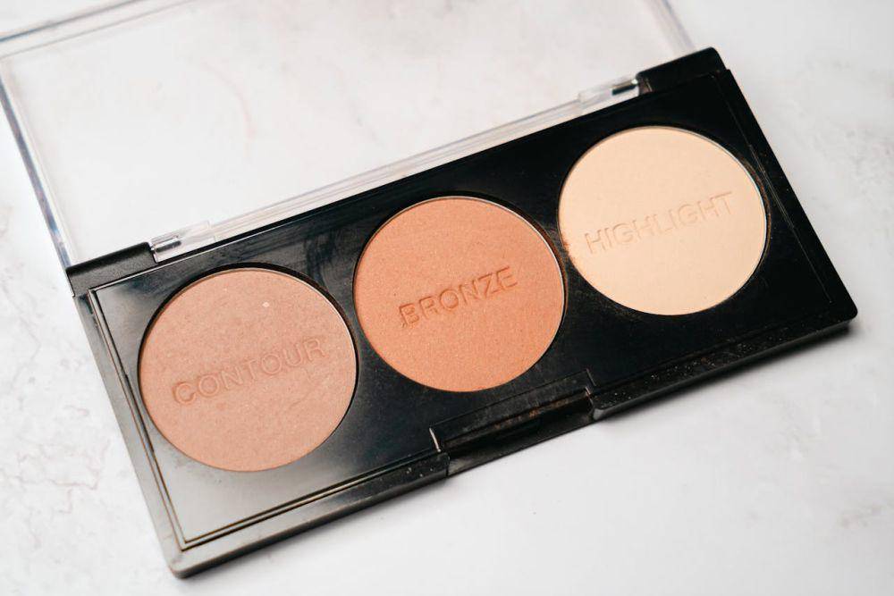 ilustrasi bronzer makeup (pexels.com/Markus Winkler)