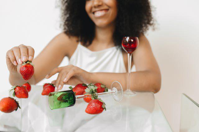 5 Inspirasi Hadiah Ulang Tahun yang Manis Buat Pencinta Buah Stroberi
