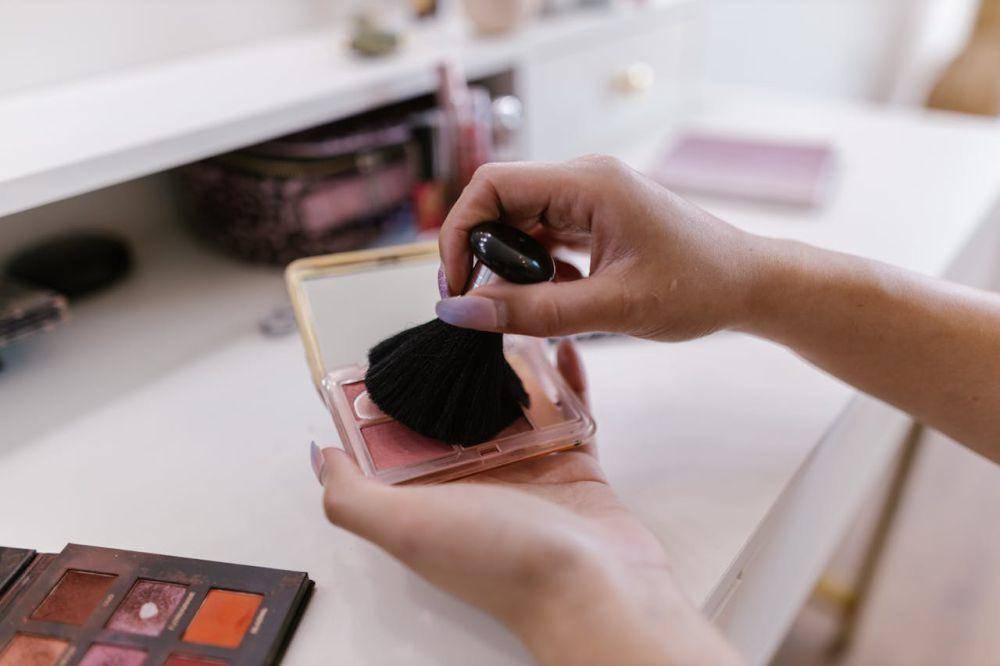 ilustrasi blush on makeup (pexels.com/RDNE Stock project)