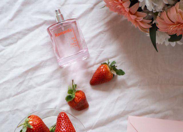 ilustrasi parfum stroberi (pexels.com/hello aesthe)