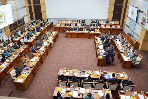 Menteri Pertahanan Prabowo Subianto berpamitan kepada jajaran ketua serta anggota Komisi I DPR RI saat menghadiri rapat bersama di gedung DPR, Jakarta, Rabu (25/9/2024). (Dok. Tim Komunikasi Prabowo)