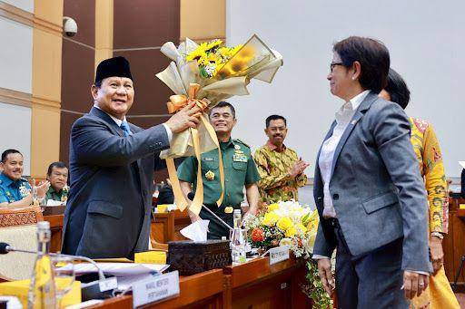 Menteri Pertahanan Prabowo Subianto berpamitan kepada jajaran ketua serta anggota Komisi I DPR RI saat menghadiri rapat bersama di gedung DPR, Jakarta, Rabu (25/9/2024). (Dok. Tim Komunikasi Prabowo)