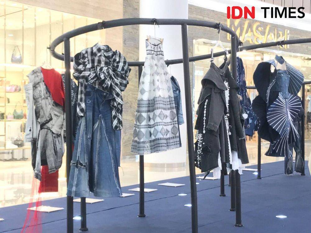 Ragam koleksi jeans di Gaya (Lagi) Fashion Installation. 24 September 2024. (IDN Times/Hani Safanja)