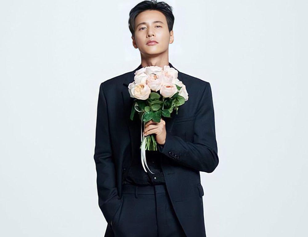 Won Bin (instagram.com/_won.bin_)