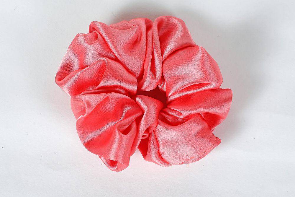 ilustrasi silk scrunchie (pexels.com/Kiran More)