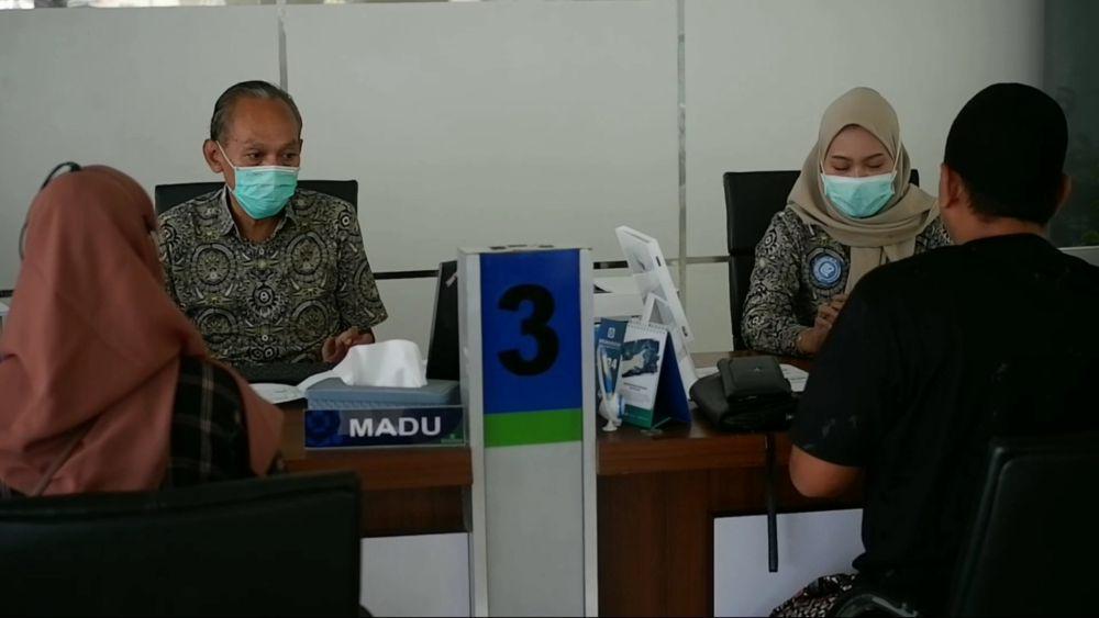 Petugas BPJS Kesehatan Tulungagung saat melayani peserta. IDN Times/ Bramanta Pamungkas