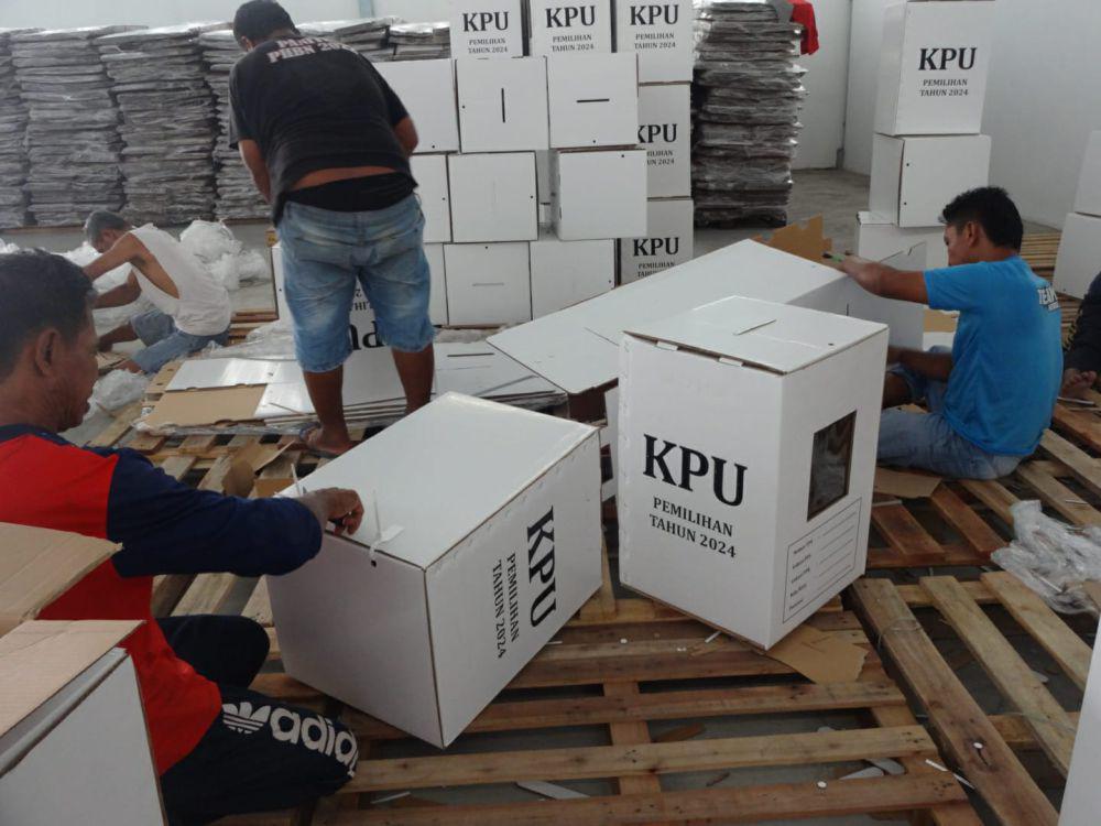 Petugas melakukan sortir dan lipat kotak suara. IDN Times/ Bramanta Pamungkas