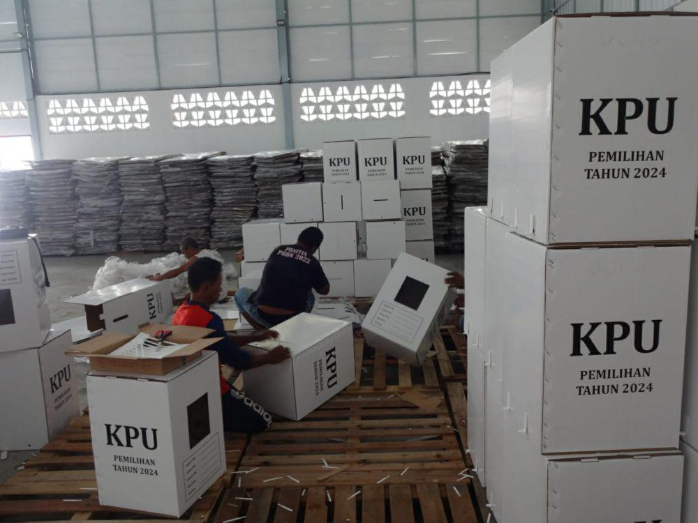 Petugas melakukan sortir dan lipat kotak suara di KPU Tulungagung. IDN Times/ Bramanta Pamungkas