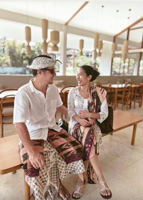 Happy Salma Galungan dan Kuningan (Instagram.com/happysalma)