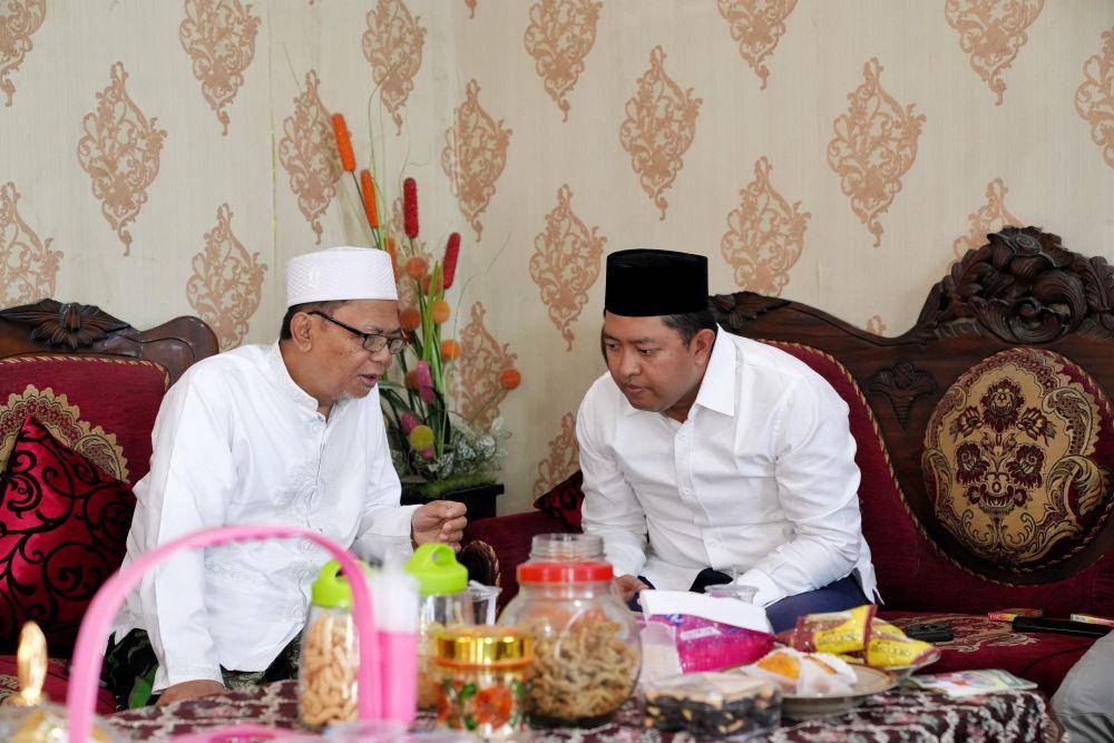 Cawagub Jatim nomor urut 1, Lukmanul Khakim (kanan) bersama pengasuh ponpes sekaligus kiainya. Dok. PKB Jatim.