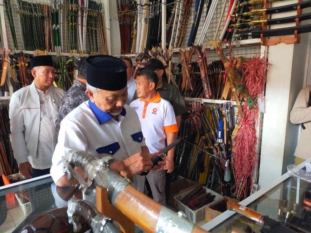 Ahmad Syaikhu saat berkunjung ke UMKM golok khas Sukabumi (IDN Times/Siti Fatimah)