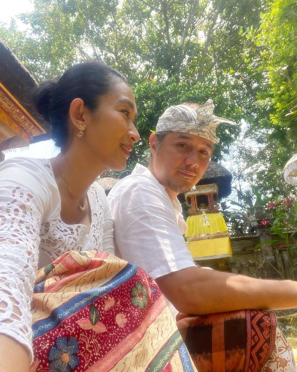Happy Salma Galungan dan Kuningan (Instagram.com/happysalma)